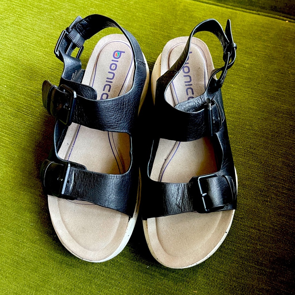 Bionica Olin Strappy low wedge sandal in black size 10